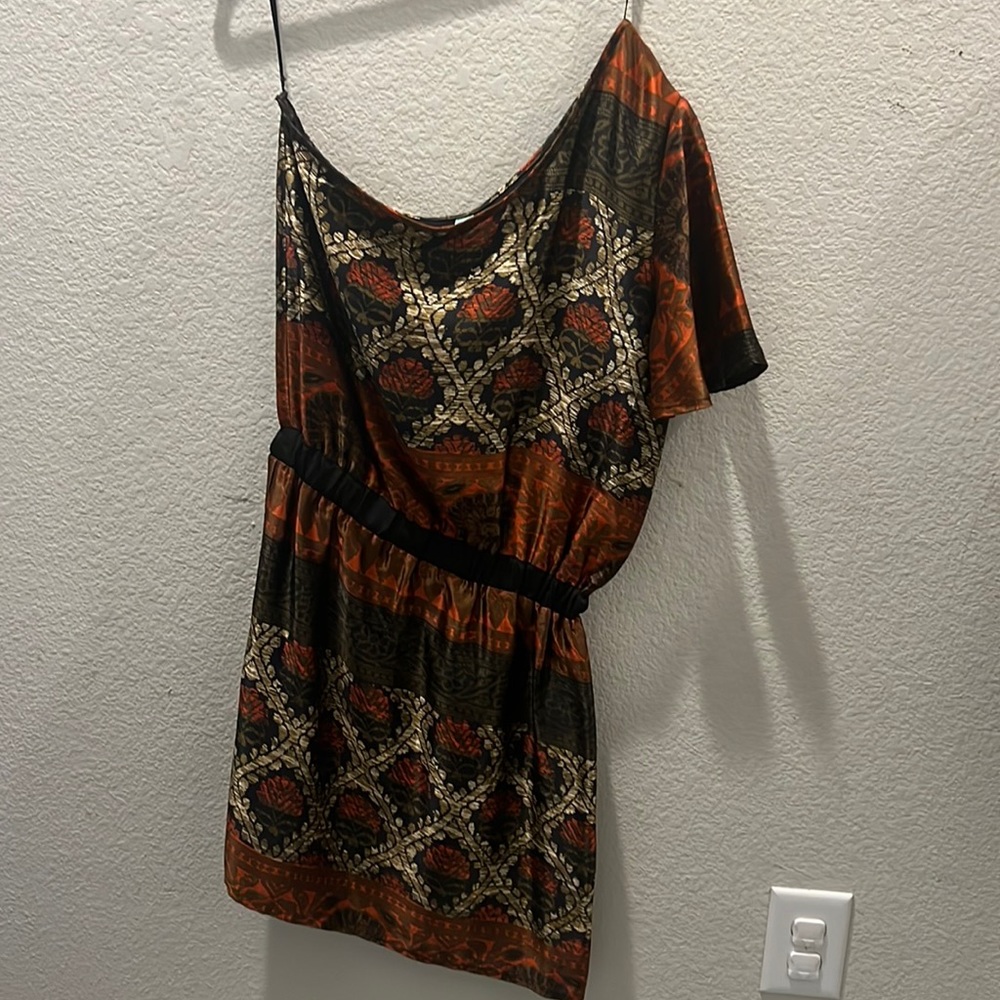 Off the shoulder dress that’s silk and perfect for the holidays!